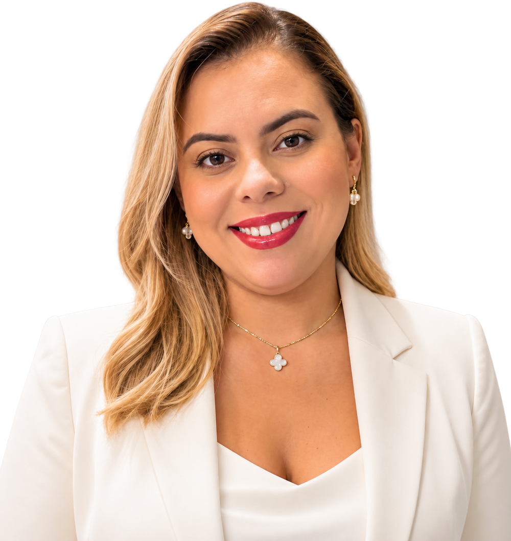 Dra Aline Moreira sorrindo, de blazer branco