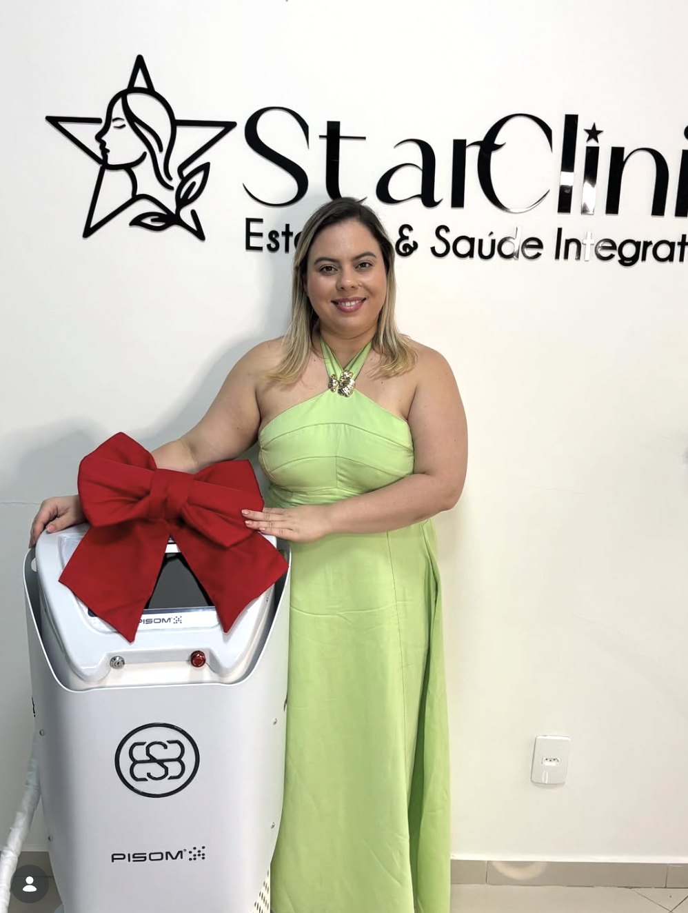 Dra Aline com equipamento de laser da clínica