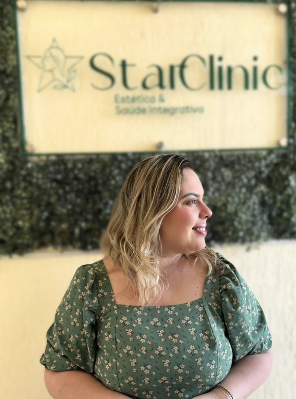 Dra Aline Moreira na recepção da StarClinic